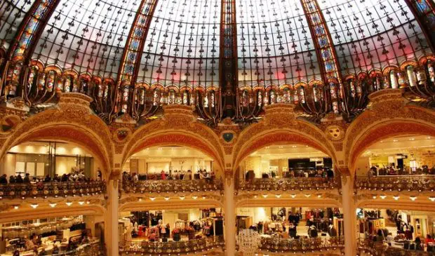 Champs-Elysées shopping map. Top stores and sights.