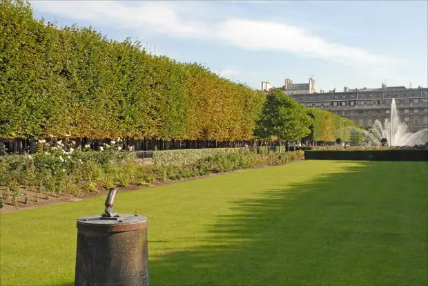 Canon on its stand in the Palais Royal's gardens.