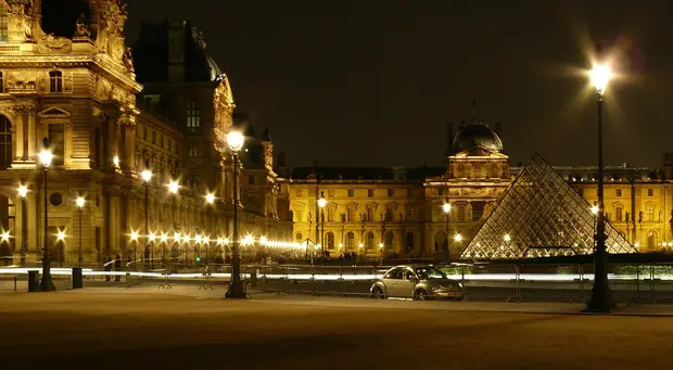 Louvre museum at night
