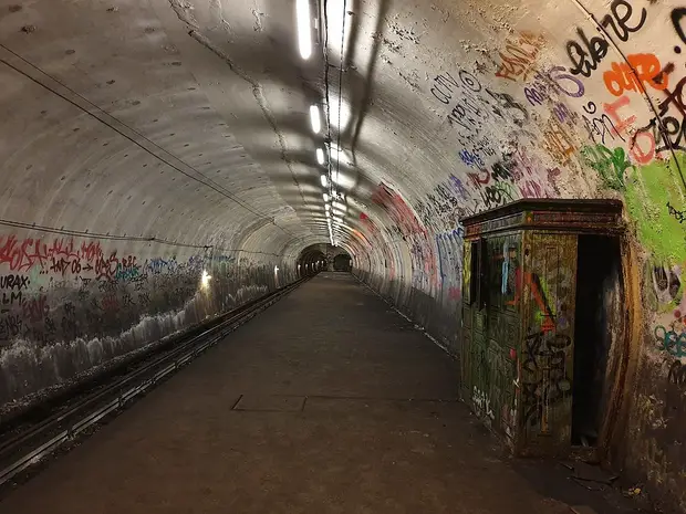 Parisian metro ghost station
