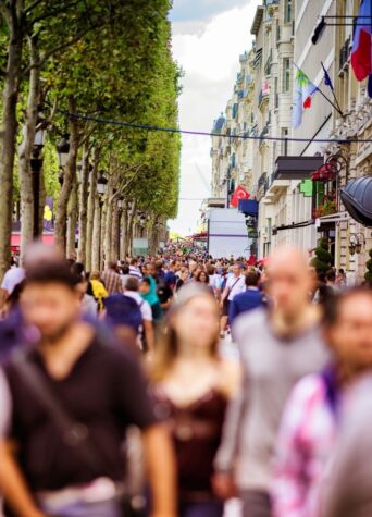 champs elysees crowd