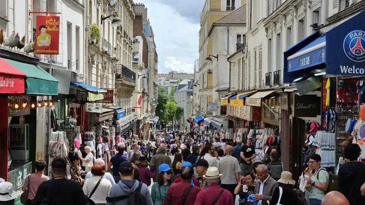 crowd at montmatre