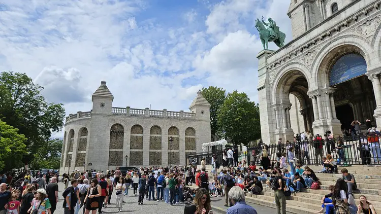 crowd at sacre coeur