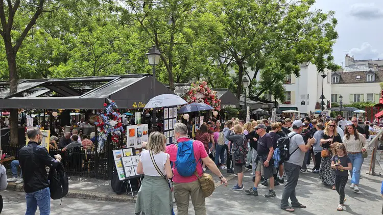 crowd at place du tertre