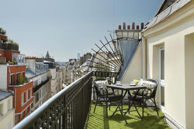 The cosy balcony of the Hôtel Kipling