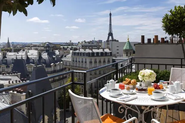 Breakfast with view on the Eiffel Tower