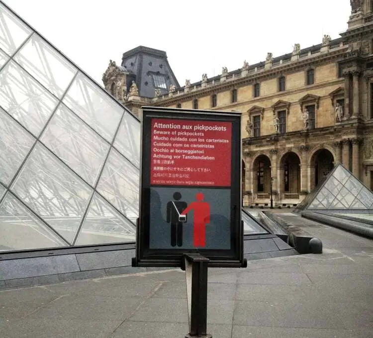 louvre pickpocket