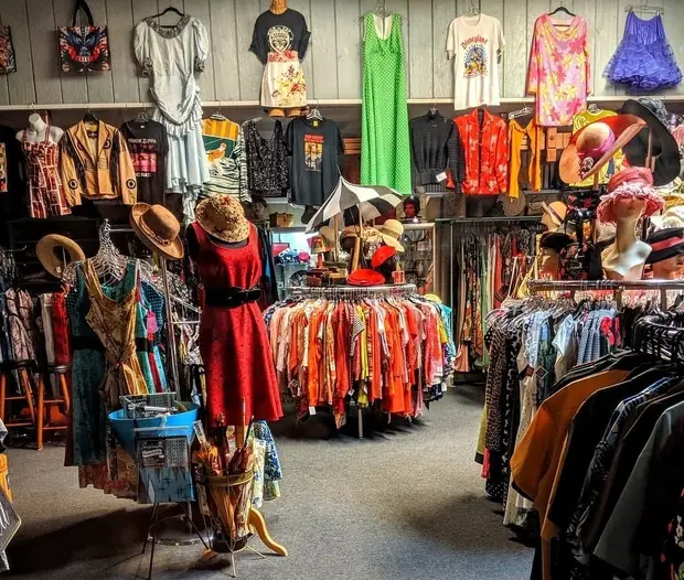 An Guide to Vintage Clothing Shops in Paris (& Walking Tour