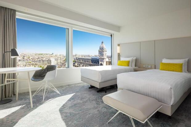 Twin bed room with view of Paris 