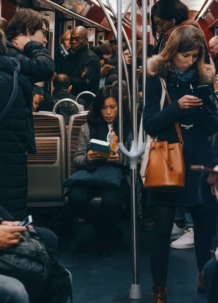 metro paris someone reading