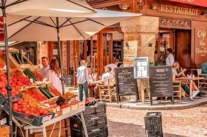 LATIN QUARTER: 10 Authentic Experiences and 6 Overrated Spots