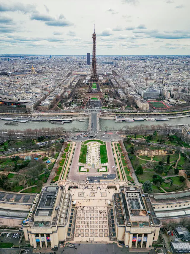 Palais de Chaillot with the Eiffel Tower