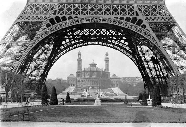 Palais du Trocadéro under the Eiffel Tower