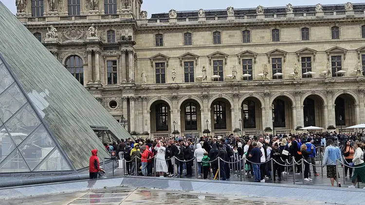 queue at louvre