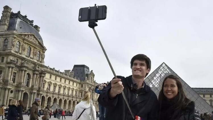 selfie stick paris