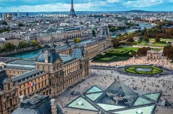 14 UNSPOKEN RULES Tourists Keep Breaking in Paris