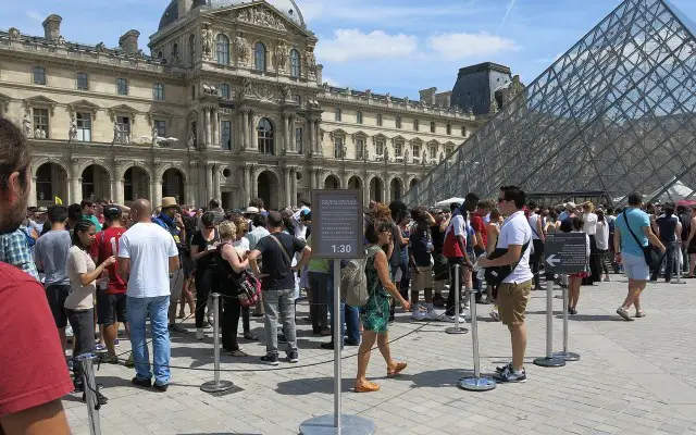 queue for Le Louvre