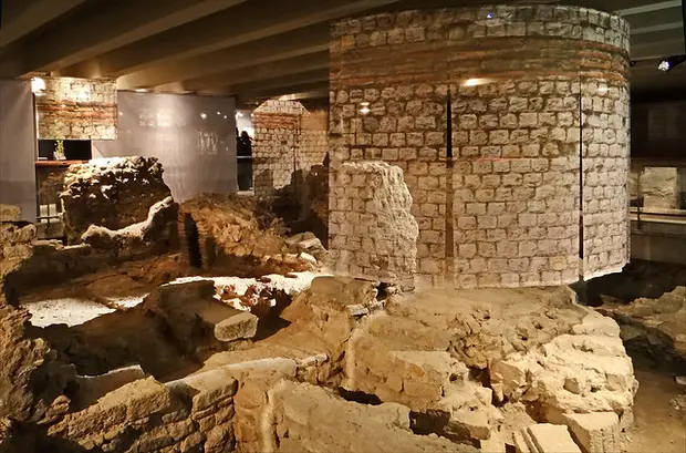 archaeological crypt of the ile de la cite