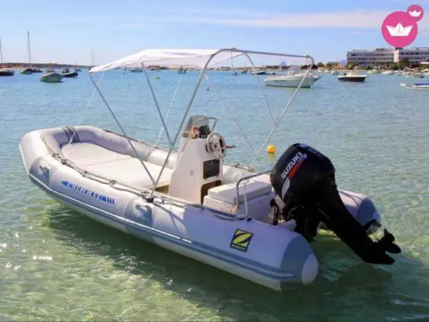 bateau à moteur avec skipper