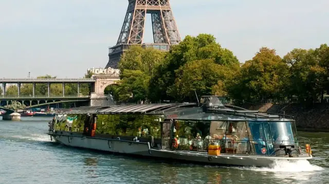 bateau parisien vu de l'extérieur