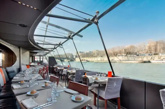 7 déjeuners-croisières sur la Seine comparés dans le détail