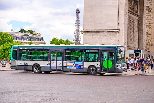 Un bus rempli de passagers fait demi-tour sur le périphérique à Paris