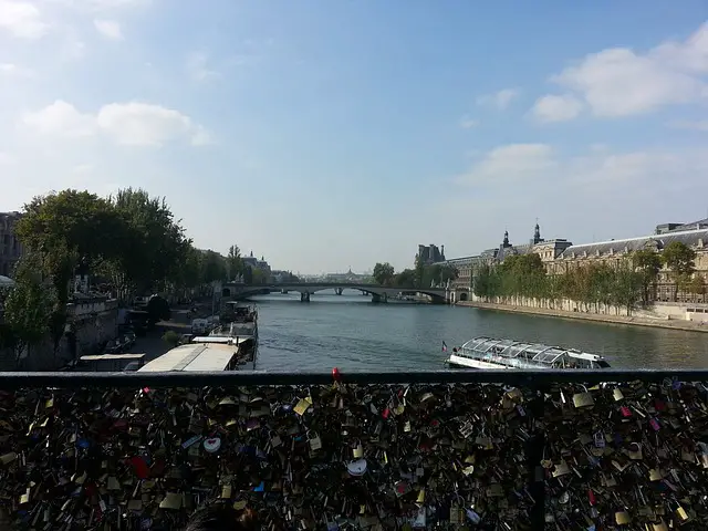 cadenas sur un pont à Paris