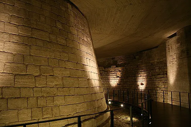 Les restes du donjon sous le Louvre