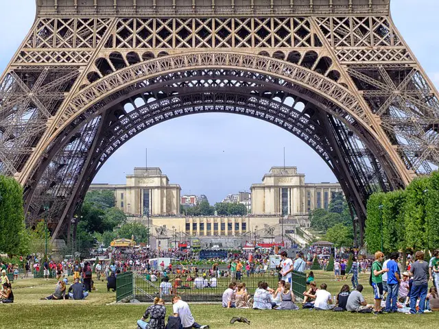 une foule dehors à Paris