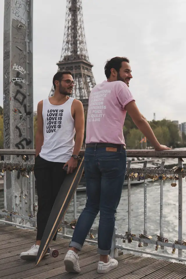 hommes en t-shirt à paris