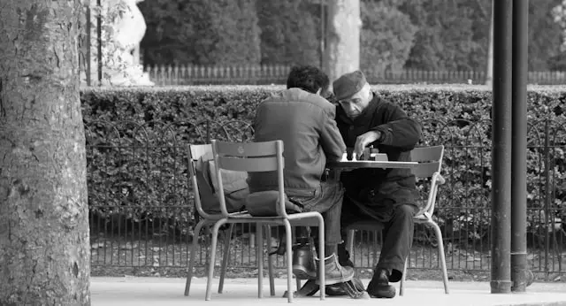 hommes habillés chaudement en hiver