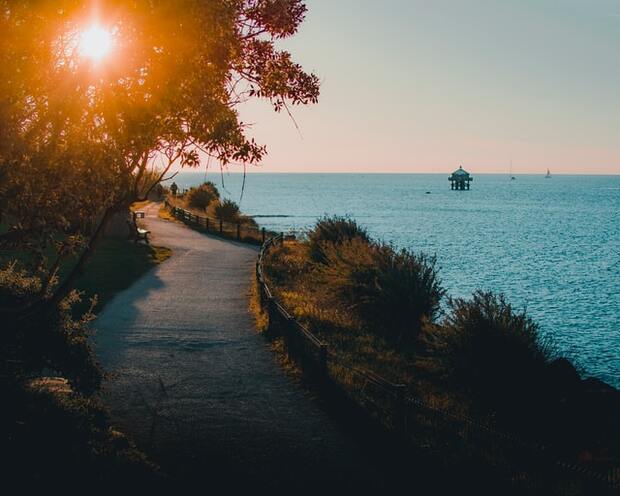 Un chemin près de l'eau à La Rochelle