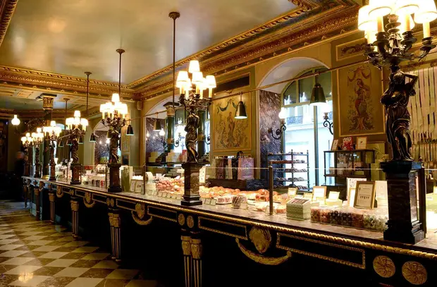 Shopping on the Champs-Elysées : list of 100 shops to visit 