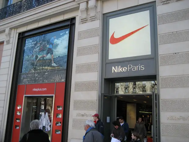Shops on the Champs-Elysées, Paris Shopping