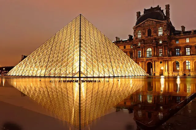 la pyramide du louvre