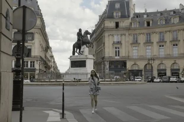 robe à motifs de fleurs avec une veste blanche