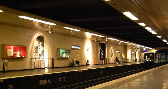 Station Louvre Rivoli