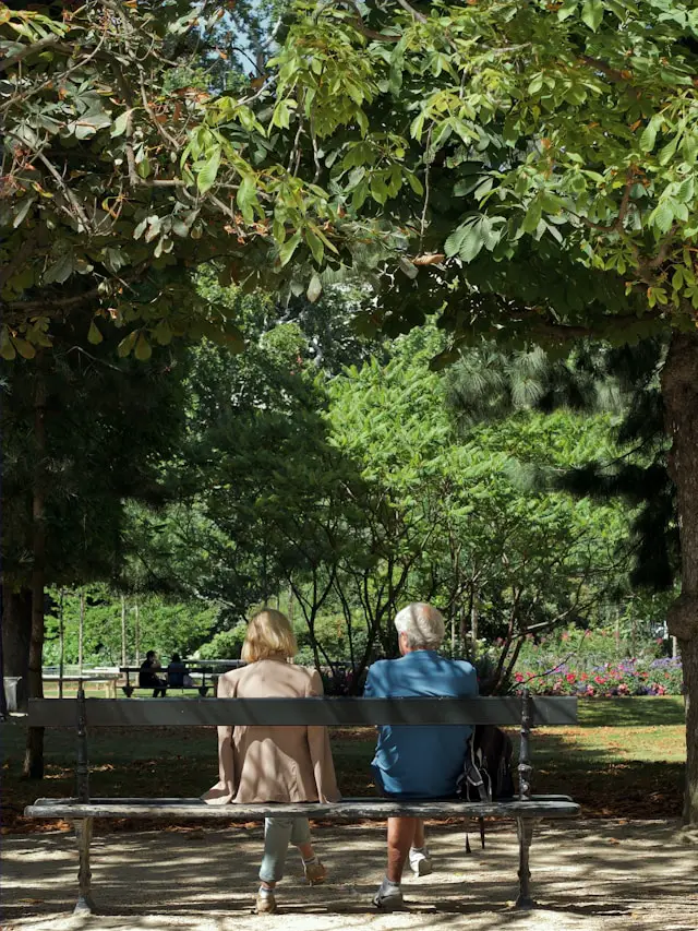 parisiens sur un banc au soleil