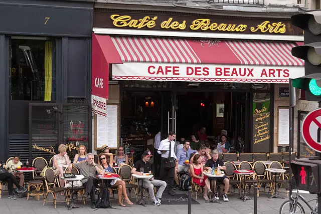 terrasse en été à Paris 