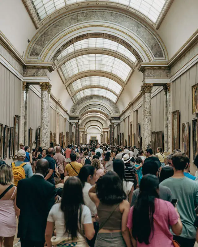 visiteurs au Louvre