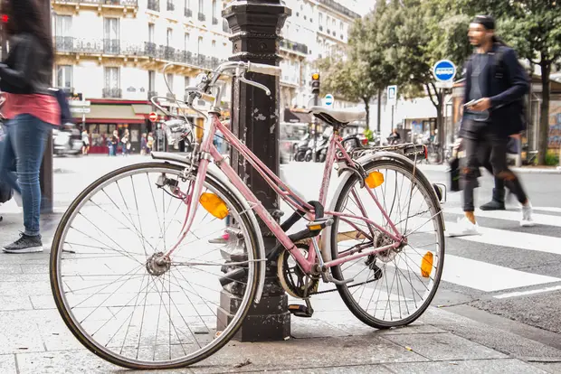 vélo dans une rue de Paris
