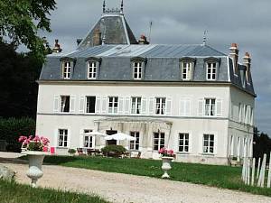 Modish Castle in Asnières with Terrace